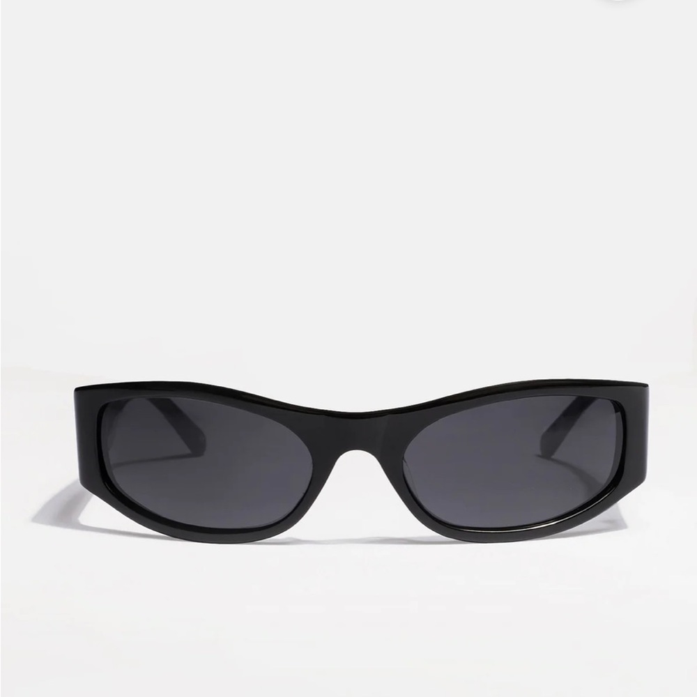 Shevoke JEN002 sunglasses in black! Comes with original packaging